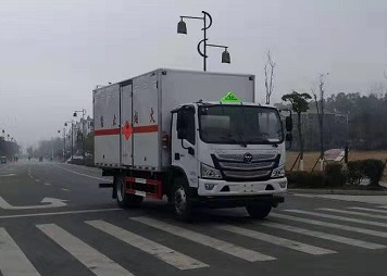 程力威牌CLW5120XRQB6型易燃?xì)怏w廂式運(yùn)輸車