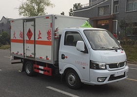 程力威牌CLW5030XRQE6型易燃?xì)怏w廂式運(yùn)輸車