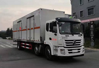 程力威牌CLW5260XRYE6型易燃液體廂式運(yùn)輸車