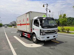 程力威牌CLW5120XRYE6型易燃液體廂式運(yùn)輸車