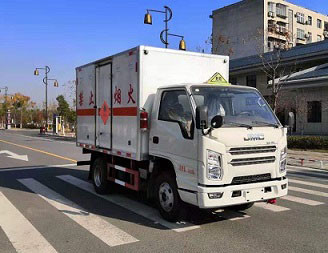 程力威牌CLW5040XRYJ6型易燃液體廂式運(yùn)輸車