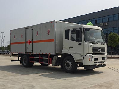 程力威牌CLW5180XRYD6型易燃液體廂式運(yùn)輸車