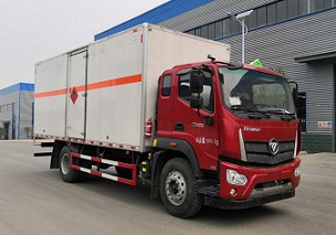 程力威牌CLW5180XRYB6型易燃液體廂式運輸車