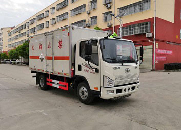 程力威牌CLW5040XFWC6型腐蝕性物品廂式運輸車