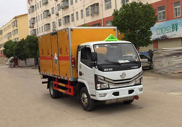 程力威牌CLW5040XFWE6型腐蝕性物品廂式運輸車